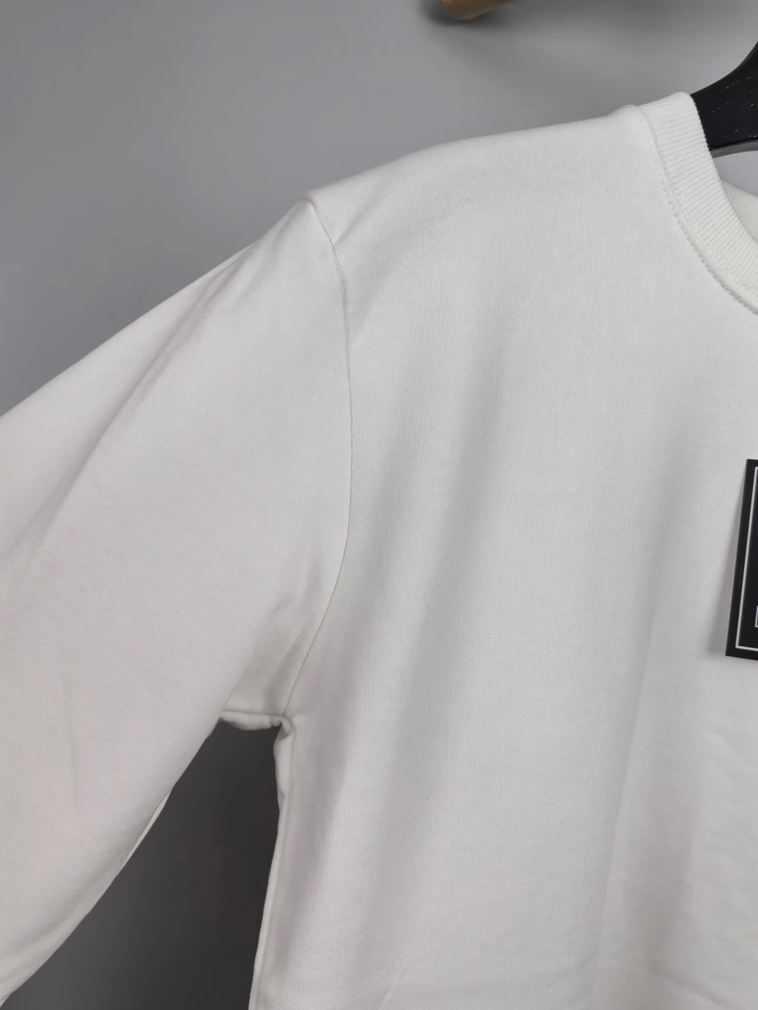 P340 POLO Ralph Lauren 2025 Autumn and Winter New Design Sweatshirt Official website synchronized! This T-shirt combines minimalist design with exquisite details. The oversize trim is reminiscent of Tyrolean dress details, summoning modern new ideas, creating a different conceptual pattern, and injecting rich connotation into the traditional cotton T-shirt. The LOGO on the front graphic webbing is unique and makes the brand more distinguished. It highlights the style of a big brand, sets off the minimalist design style, and reveals the elegance at a glance! As a brand that pursues design and tailoring techniques, the materials used will never disappoint! The body of this shirt is made of Solona cotton blended 400g fabric, which is noble and exquisite. The cotton surface is full, soft and skin-friendly. In short, such a classic style is a must-have for autumn and winter! M-4XL